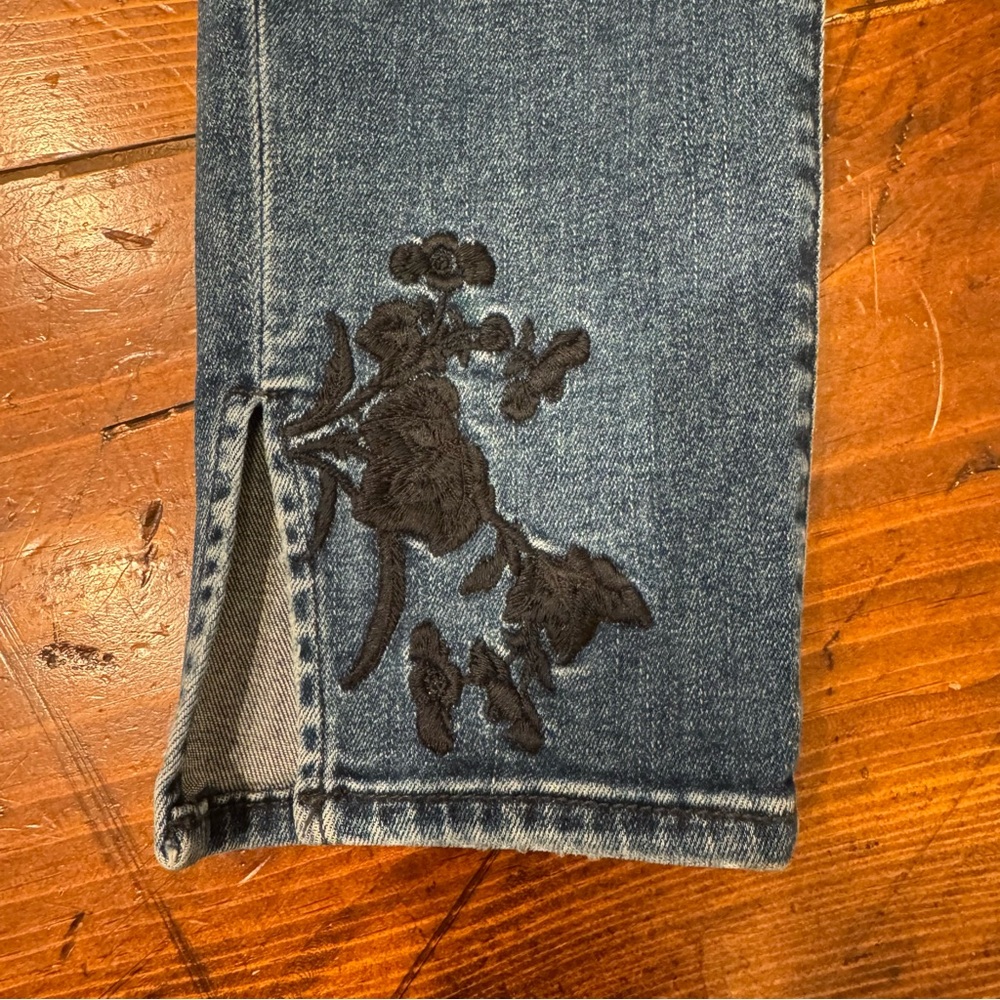 Lucky Brand Lolita Skinny- Women's Blue Jeans with Black Floral Embroidery Size - Picture 3 of 9